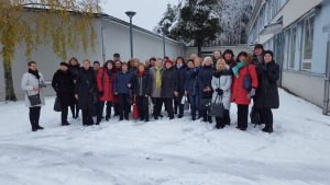 Stažuotės dalyviai prie Pääskyvuoren mokyklos